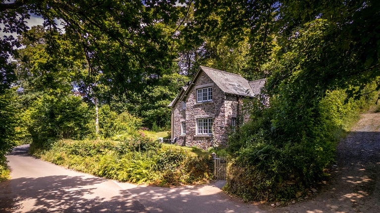 Elbow Cottage and the access country lane, Cornwall